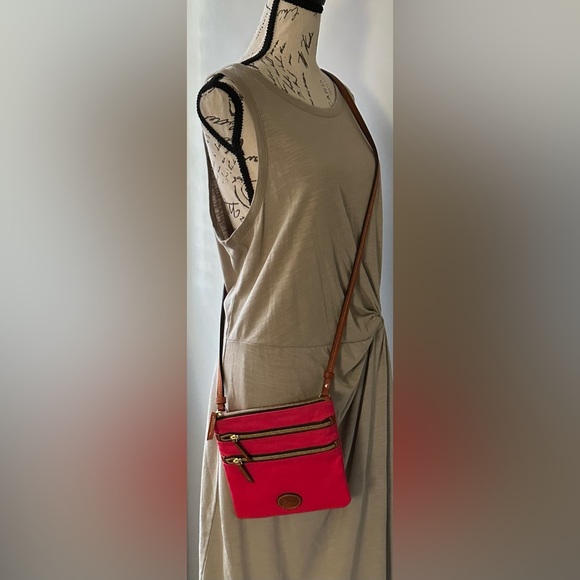 ❤️❤️Dooney & Bourke Red Canvas Crossbody -❤️❤️ - Picture 2 of 11